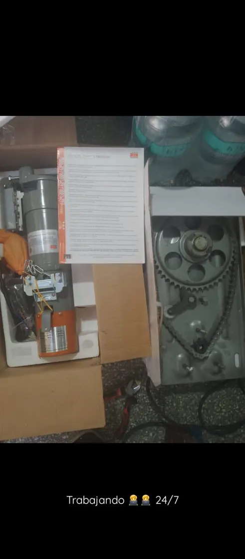 Motor y piezas en caja, oscura con texto superpuesto